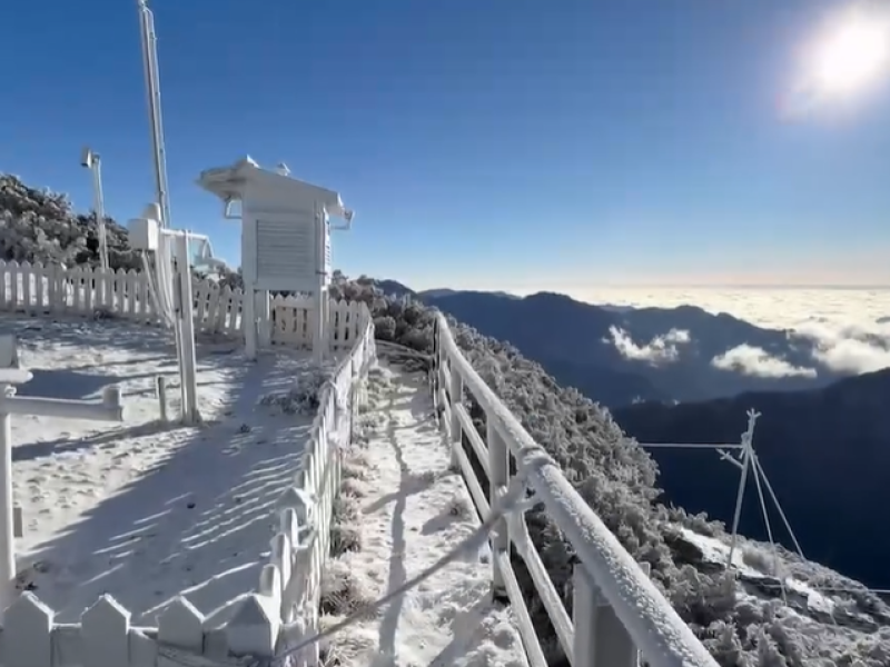 今明晨可能10度以下! 玉山白雪覆蓋秀雪景 網友: 銀白世界超美